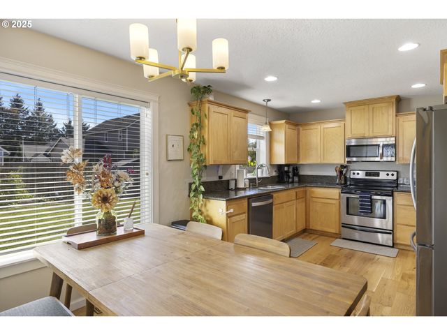 420 N 7TH St, Carlton, OR 97111