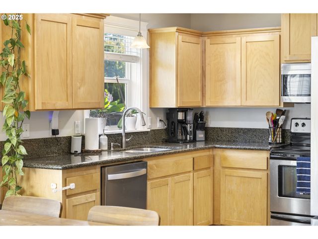 420 N 7TH St, Carlton, OR 97111