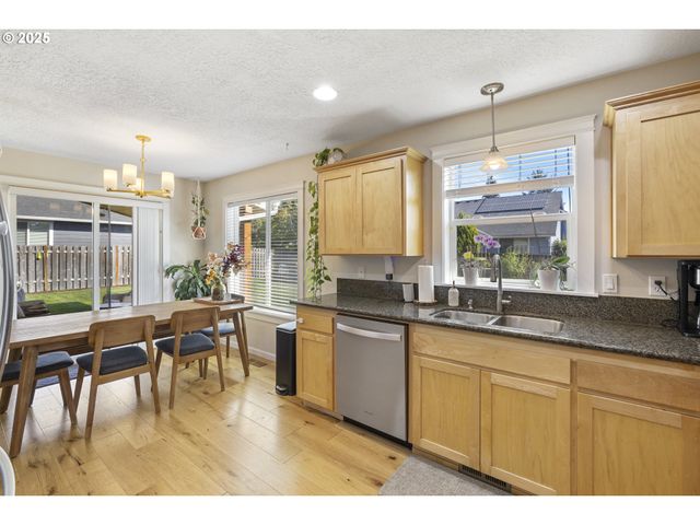 420 N 7TH St, Carlton, OR 97111