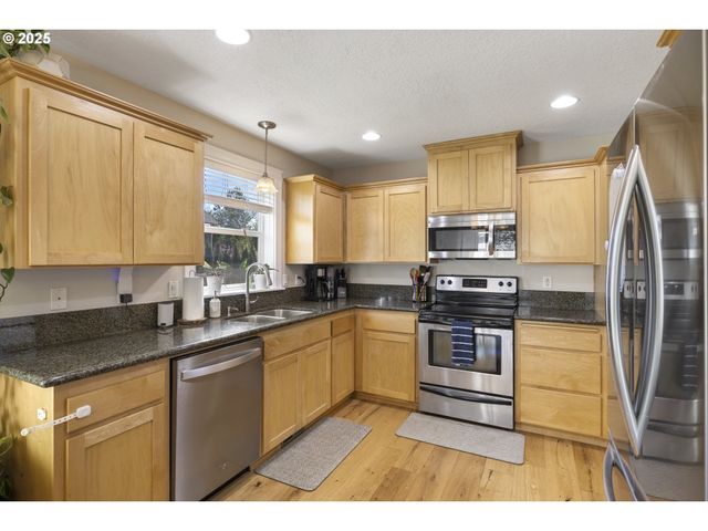 420 N 7TH St, Carlton, OR 97111