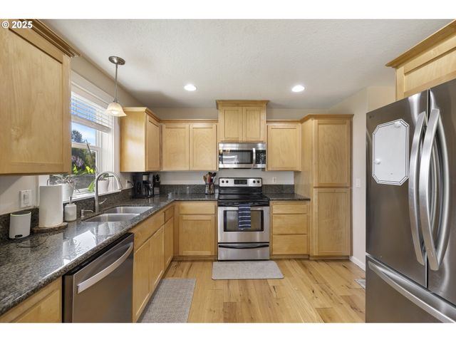 420 N 7TH St, Carlton, OR 97111