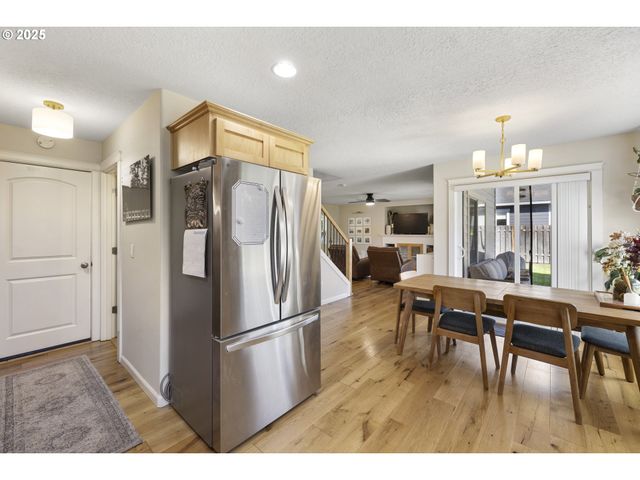 420 N 7TH St, Carlton, OR 97111