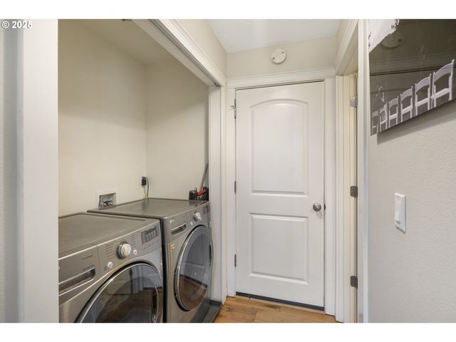 420 N 7TH St, Carlton, OR 97111