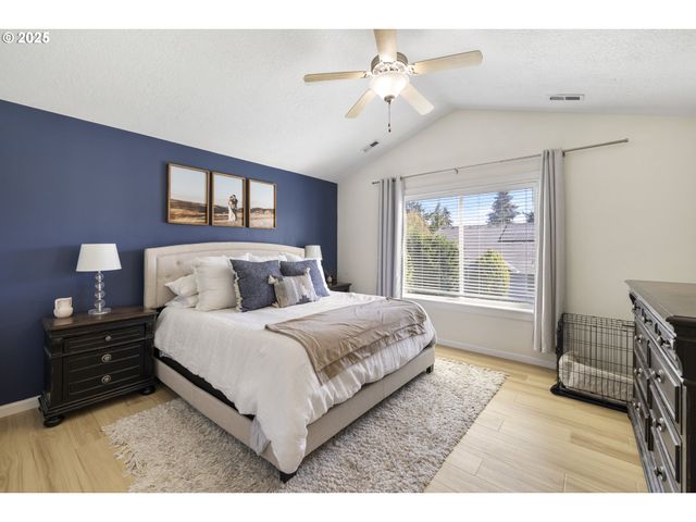 420 N 7TH St, Carlton, OR 97111