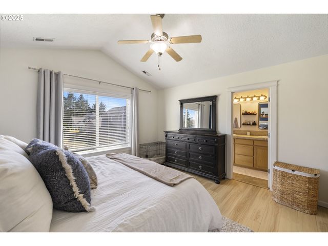 420 N 7TH St, Carlton, OR 97111