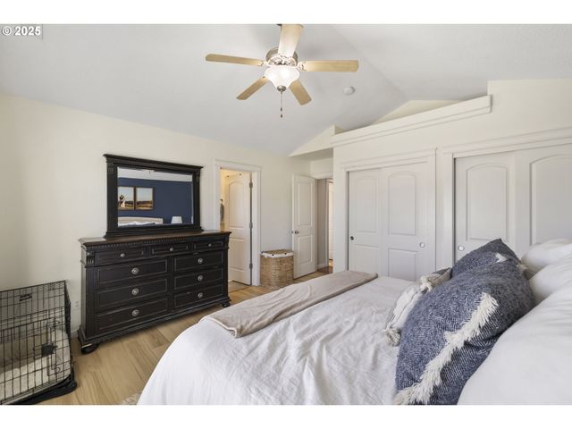 420 N 7TH St, Carlton, OR 97111