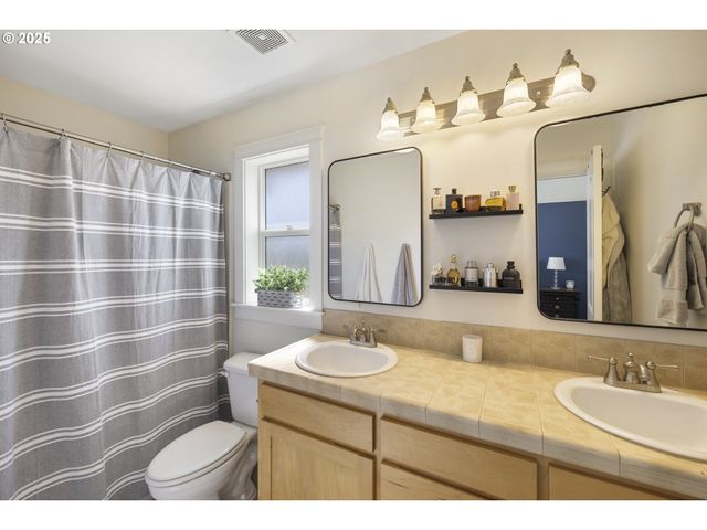 420 N 7TH St, Carlton, OR 97111