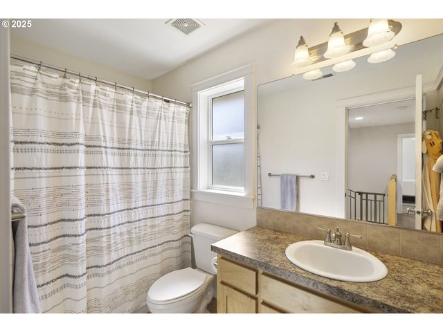 420 N 7TH St, Carlton, OR 97111