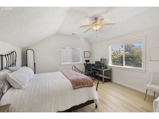 420 N 7TH St, Carlton, OR 97111