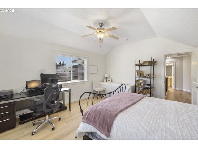 420 N 7TH St, Carlton, OR 97111