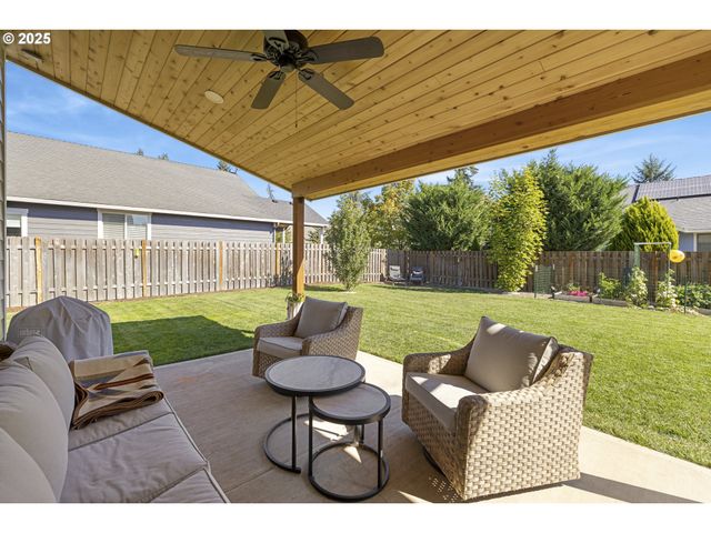 420 N 7TH St, Carlton, OR 97111