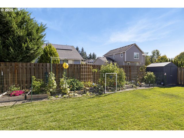 420 N 7TH St, Carlton, OR 97111