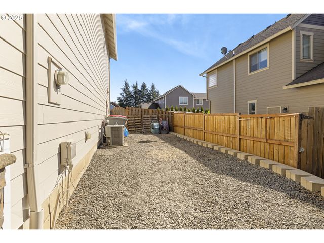 420 N 7TH St, Carlton, OR 97111