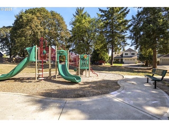 420 N 7TH St, Carlton, OR 97111