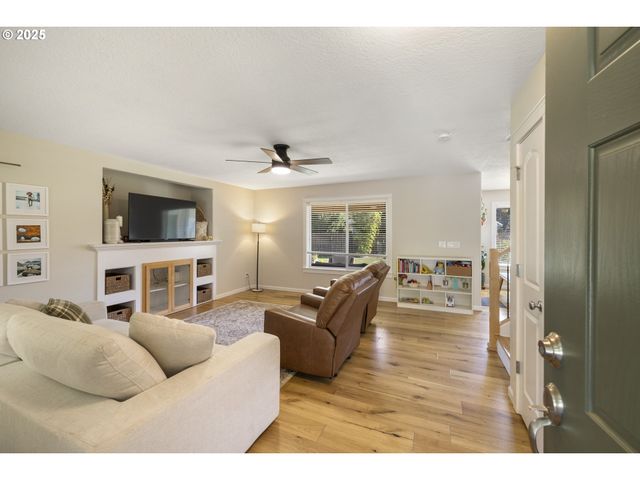 420 N 7TH St, Carlton, OR 97111