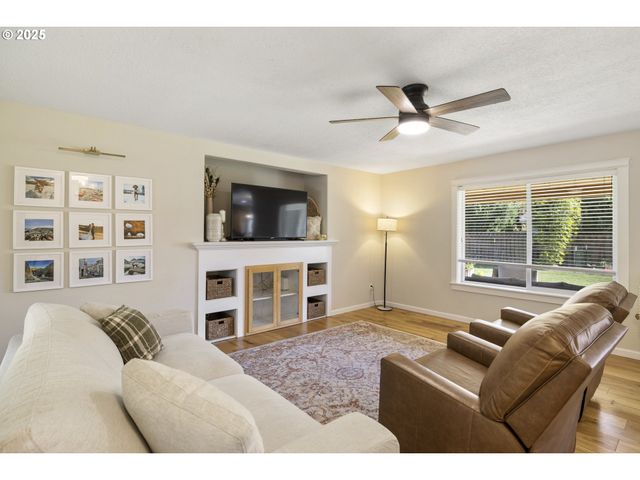 420 N 7TH St, Carlton, OR 97111