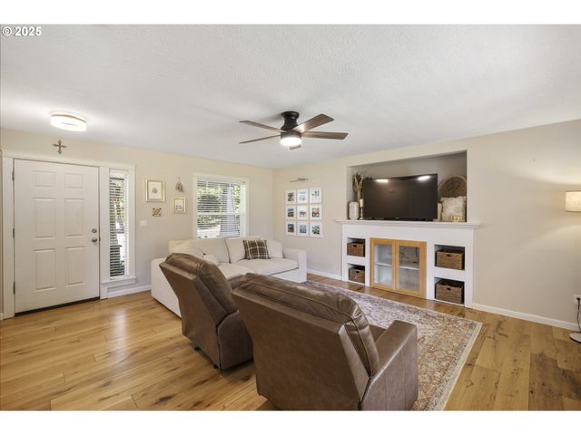 420 N 7TH St, Carlton, OR 97111