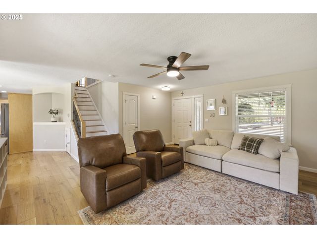 420 N 7TH St, Carlton, OR 97111