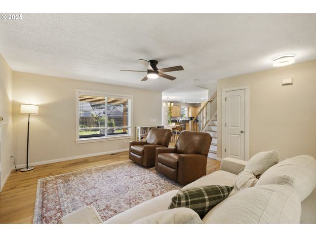 420 N 7TH St, Carlton, OR 97111