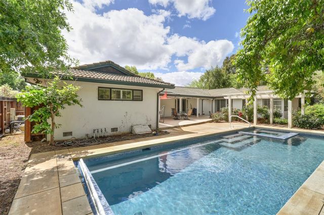 1501 Elsdon Cir, Carmichael, CA 95608