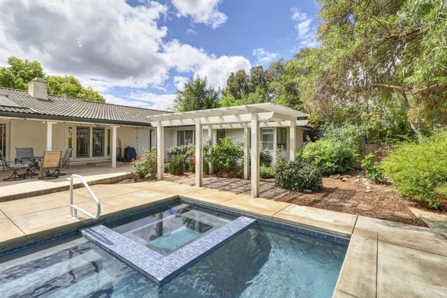 1501 Elsdon Cir, Carmichael, CA 95608