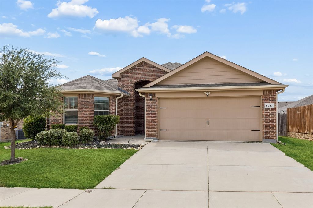 9213 Hill Topper Trail, Fort Worth, TX 76131 — exterior
