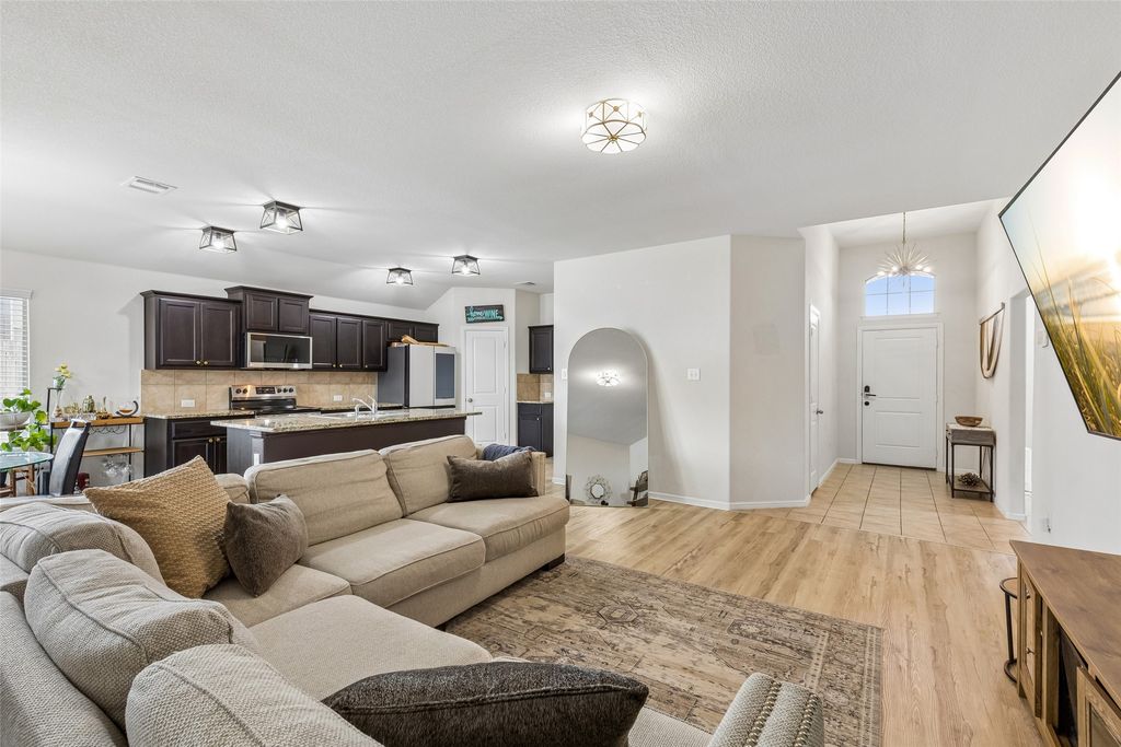 9213 Hill Topper Trail, Fort Worth, TX 76131 — photo 2