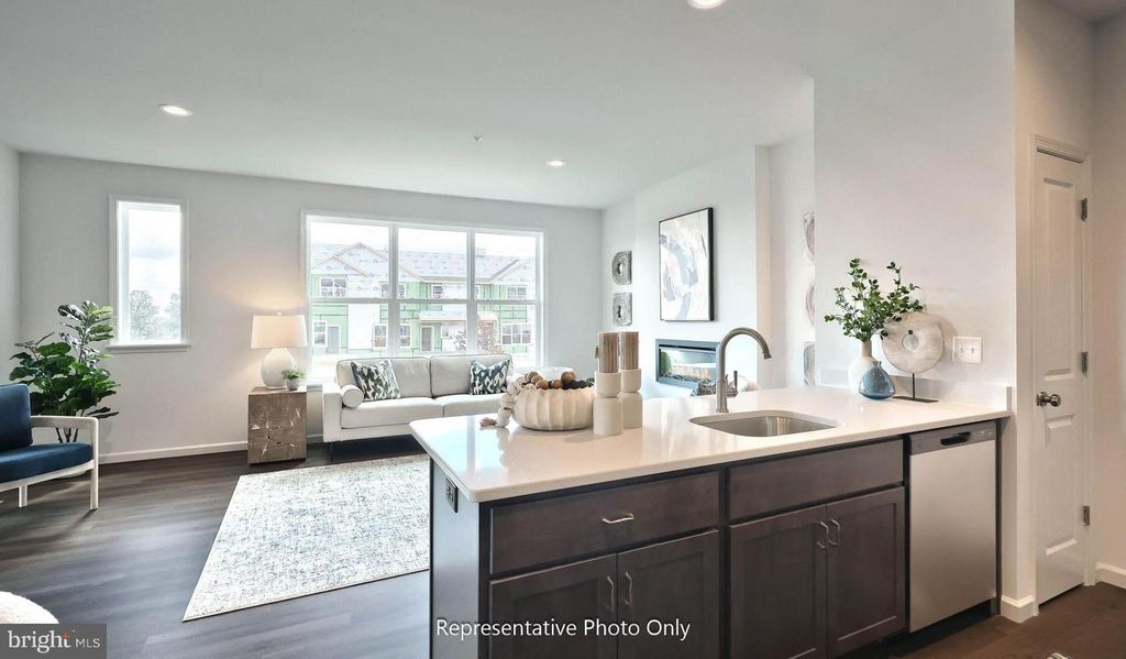 Image 3 of property listing at 32 N CONIFER DR, Elizabethtown, PA 17022