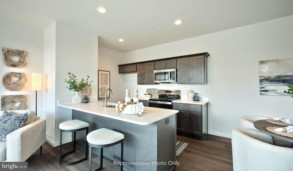 Image 4 of property listing at 32 N CONIFER DR, Elizabethtown, PA 17022