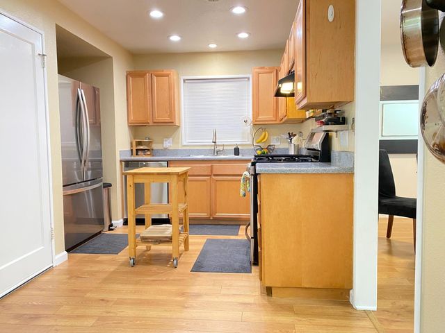 2490 Michelle Dr, Sacramento, CA 95821