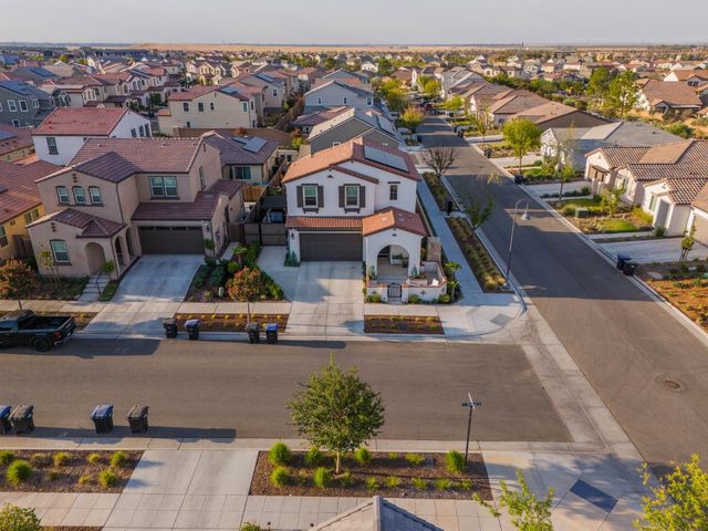 748 Ridgebank Avenue, Madera, CA 93636