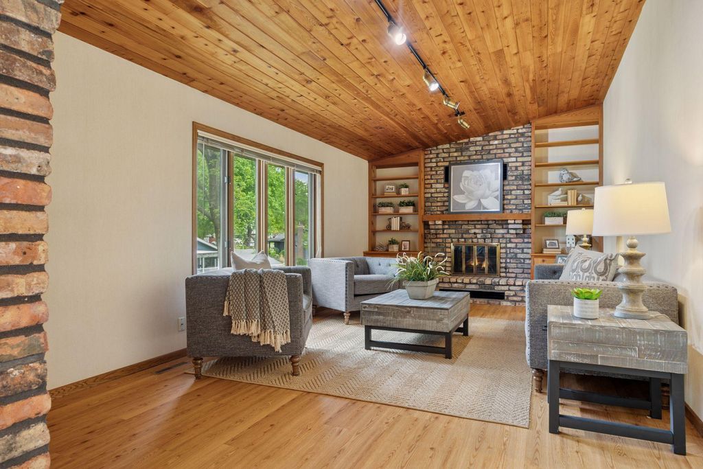 2712 Dalridge Circle, Burnsville, MN 55337