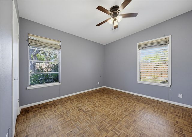 1114 Crescent Dr, Corpus Christi, TX 78412