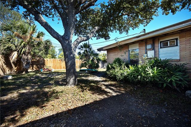 1114 Crescent Dr, Corpus Christi, TX 78412