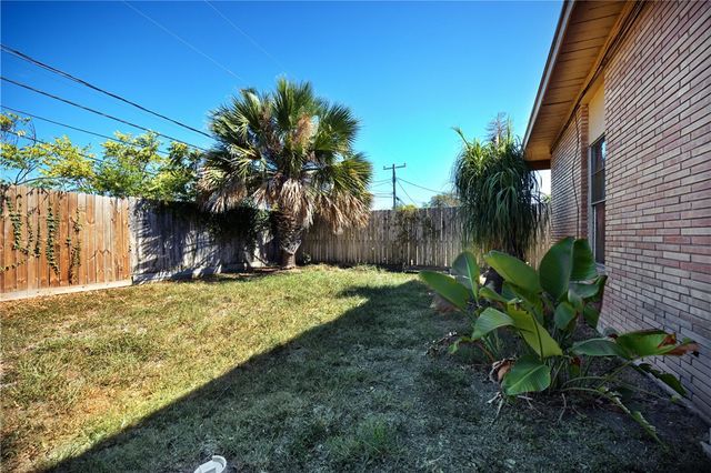 1114 Crescent Dr, Corpus Christi, TX 78412