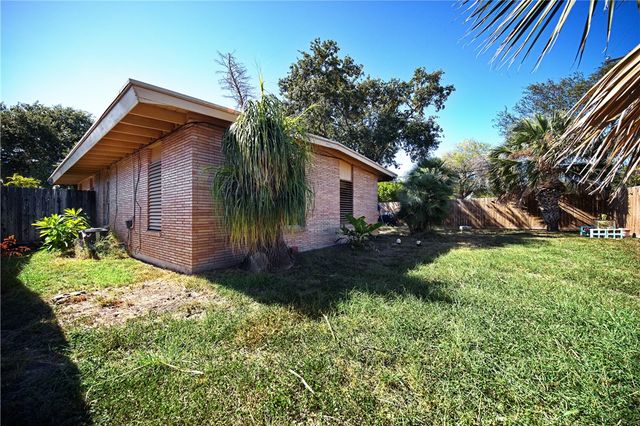 1114 Crescent Dr, Corpus Christi, TX 78412