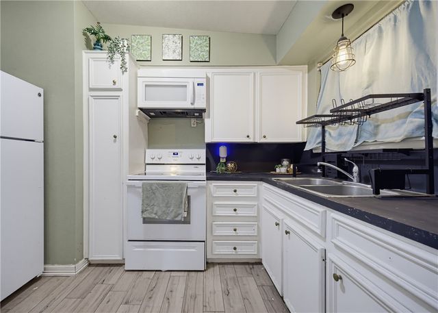 1114 Crescent Dr, Corpus Christi, TX 78412
