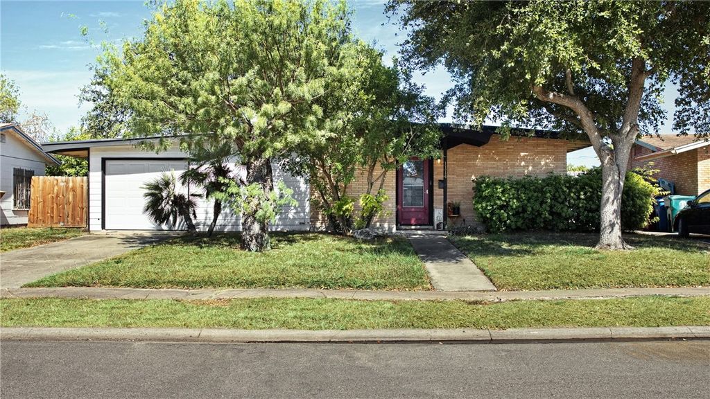 1114 Crescent Dr, Corpus Christi, TX 78412