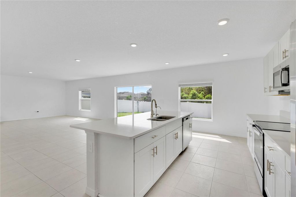 Image 7 of property listing at 557 PINK IBIS BEND, St Cloud, FL 34772