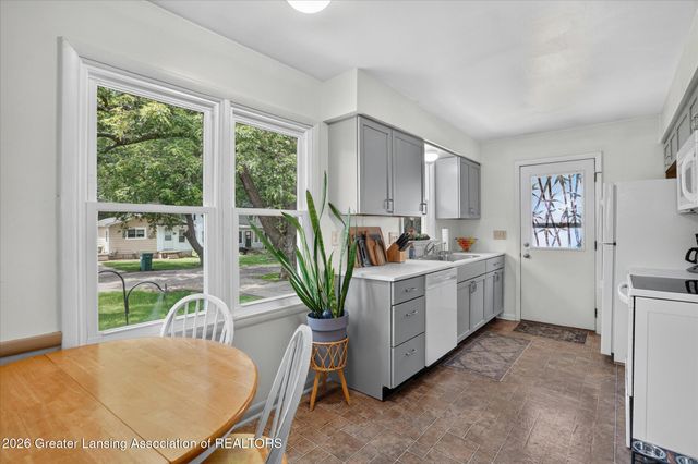 322 N Deerfield Avenue, Lansing, MI 48917