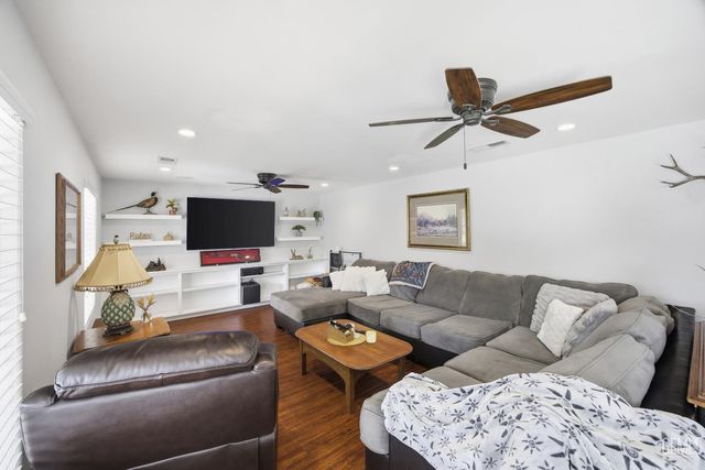 10815 Grand Prairie Drive, Bakersfield, CA 93311