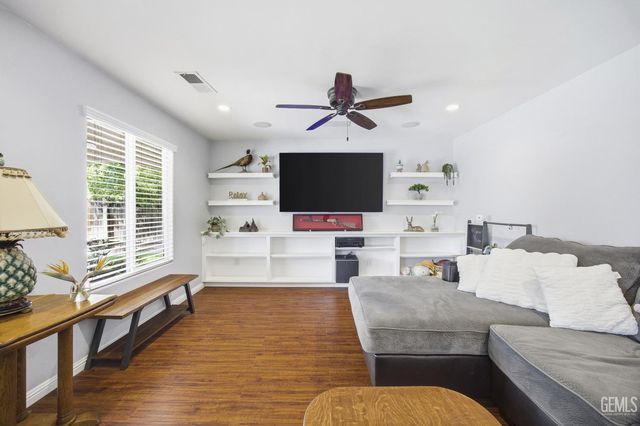 10815 Grand Prairie Drive, Bakersfield, CA 93311