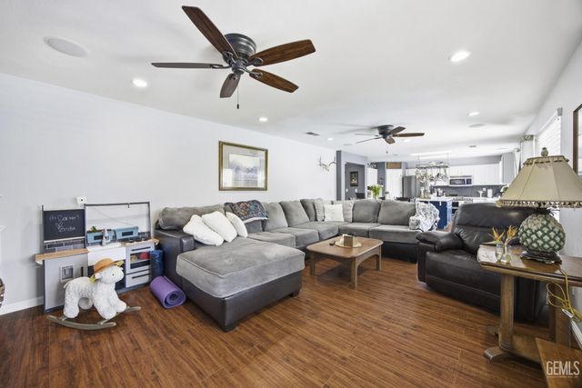 10815 Grand Prairie Drive, Bakersfield, CA 93311