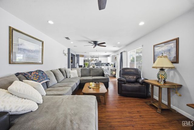 10815 Grand Prairie Drive, Bakersfield, CA 93311