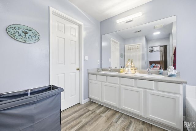 10815 Grand Prairie Drive, Bakersfield, CA 93311