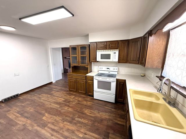 504 W Anthony Ave, Medicine Lodge, KS 67104