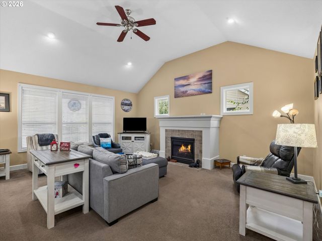 1382 Ne 16TH Ave, Canby, OR 97013