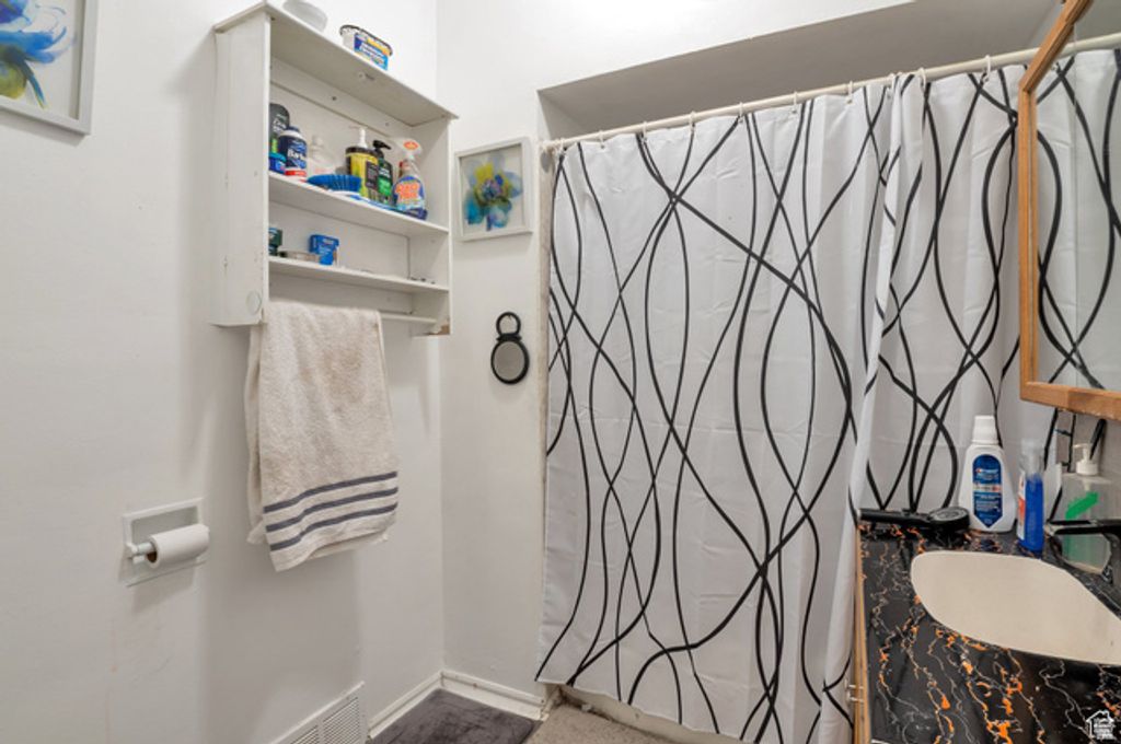 Image 6 of property listing at 2827 S PINGREE AVE, Ogden, UT 84401