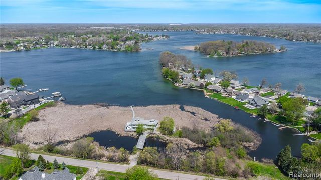 2350 Crane Road, Fenton, MI 48430