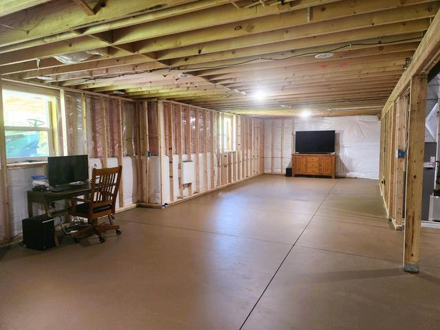 611 E Maple Beach Drive, Edgerton, WI 53534
